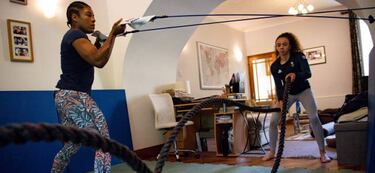 Dos judokas se entrenan en casa durante el confinamiento