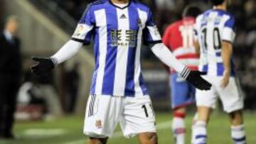 El delantero mexicano en un juego de la Real Sociedad.