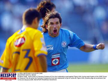 Francisco Fonseca de Cruz Azul celebrando un gol en contra de Tigres UANL durante juego de la semana 8 del Torneo de Clausura 2006.