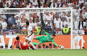 Courtois despeja un lanzamiento de Mohamed Salah.