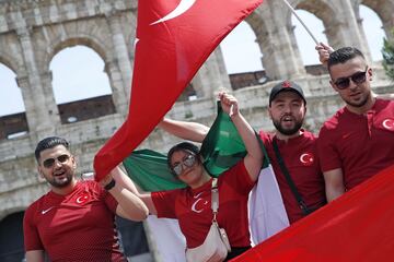 Esta noche arranca la Eurocopa con el partido inaugural entre Turquía e Italia en Roma. En las calles ya se nota el ambiente.