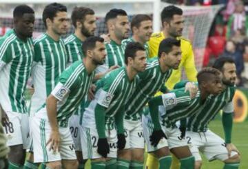 El once inicial del Betis. De pie: N'Diaye, Jorge Molina, Pezzella, Bruno, Joaquín y Adán. Agachados: Montoya, Rubén Castro, Petros, Musonda y Molinero.