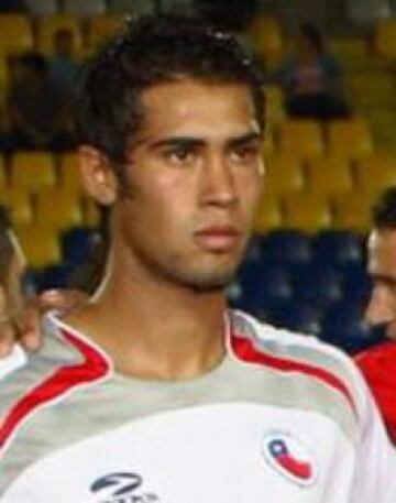 Saavedra se retiró en el 2017, siendo su último club Deportes Melipilla. Él formaba parte de Unión Española al momento de ser convocado por Berizzo. Además, jugó el sudamericano Sub 20 de Venezuela 2009.