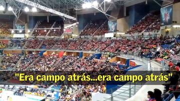 Crean un nuevo c¨¢ntico en el Buesa Arena: "Era campo atr¨¢s"