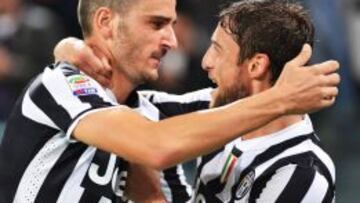 Claudio Marchisio (d) se abraza a Bonucci.