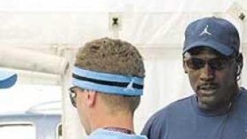 <b>CON SU EQUIPO. </b>Michael Jordan ya tiene un equipo de motos en su país y siempre que puede se desplaza a los circuitos, como en la foto.