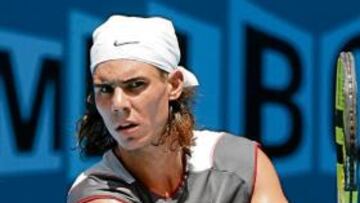 <b>PRUEBAS. </b>Rafa Nadal se entrena en la nueva pista australiana.