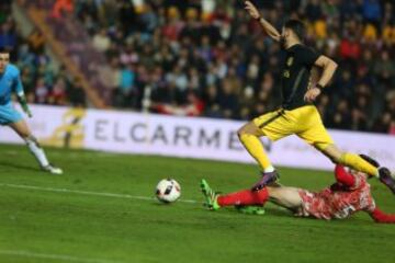 0-1. Héctor en la jugada del penalti a Carrasco. Saul transformó desde los once metros el primer tanto colchonero.