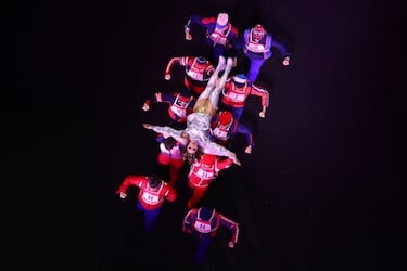 La actriz italiana Sabrina Impacciatore interpreta un musical en la ceremonia de apertura de los Juegos Olímpicos de Invierno.