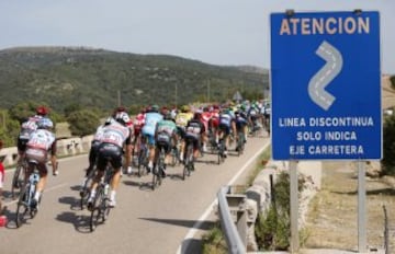 El pelotón durante la 16ª etapa de la Vuelta Ciclista a España 2016.