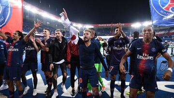 Paris Saint-Germain&#039;s French forward Kylian Mbappe (R), Brazilian forward Neymar (L) and team mates celebrate with supporters after winning the French L1 football match between Paris Saint-Germain (PSG) and Olympique de Lyon (OL) on October 7, 2018 a