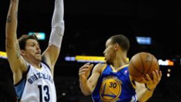 Stephen Curry (30) intenta un pase ante Mike Miller (13).