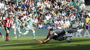 No haba llegado el minuto 10 de partido cuando Joaqun volvi a batir a Unai Simn esta vez con un disparo cruzado haciendo inutil la estirada del portero vasco.