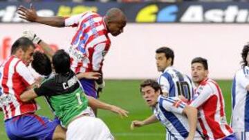 <b>ÚNICO GOL LOCAL. </b>Bravo intenta evitar el cabezazo de Gregory.