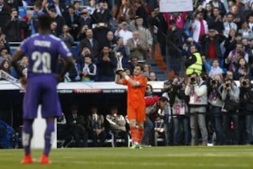 El capitán del Real Madrid, Iker Casillas, muestra al público el trofeo recientemente conseguido en el Mundial de Clubes.