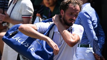 Daniil Medvedev se marcha tras perder contra Benjamin Bonzi en Wimbledon.
