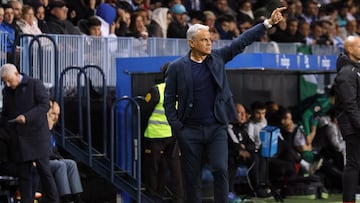 Sergio Pellicer, dando instrucciones durante el Málaga - Racing de Ferrol.