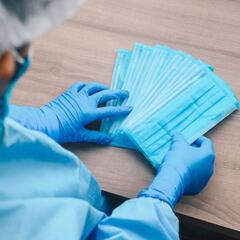 ¿Por qué las mascarillas quirúrgicas no son efectivas en espacios cerrados?