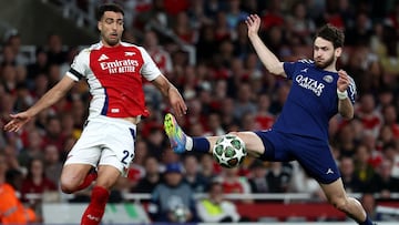 Paris Saint-Germain's Georgian forward #07 Khvicha Kvaratskhelia (R) fights for the ball with Arsenal's Spain's forward #23 Mikel Merino during the UEFA Champions League Semi-final First Leg football match between Arsenal and Paris Saint-Germain (PSG) at the Emirates Stadium in north London, on April 29, 2025. Paris Saint-Germain (PSG) won 1-0 against Arsenal. (Photo by FRANCK FIFE / AFP)