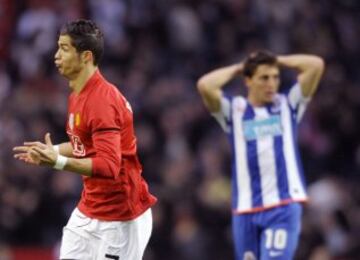 Cristiano celebra el 0-1 con un impresionante obús, que le valía el Premio Puskas al gol más bonito de 2009, durante el partido de vuelta de los cuartos de final de la Champions League 08/09.