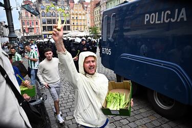 La policía polaca vigila las calles de Breslavia, donde se concentran las aficiones del Betis y del Chelsea, a pocas horas del inicio de la final.