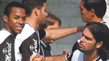 <b>CON EL CRACK. </b>Ricardo Bóvio realiza ejercicios de estiramiento con Robinho en un entrenamiento reciente del Santos.