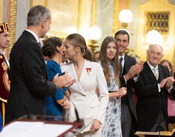 La Reina Letizia y la princesa Leonor se dan un beso durante el acto de jura de la Constitución ante las Cortes Generales, en el Congreso de los Diputados.