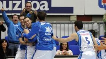 <b>UNA PIÑA. </b>Fiesta con Baron tras una victoria.