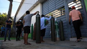IQUITOS, PERU - MAY 06: People make queues to buy and refill oxygen tanks on May 06, 2020 in Iquitos, Peru. Iquitos, capital city of the largest province of Peru, is about to collapse due to the increasing number of cases of COVID-19 in the region. (Photo by Getty Images/Getty Images)