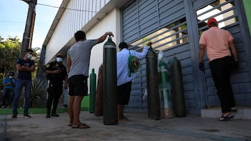 IQUITOS, PERU - MAY 06: People make queues to buy and refill oxygen tanks on May 06, 2020 in Iquitos, Peru. Iquitos, capital city  of the largest province of Peru, is about to collapse due to the increasing number of cases of COVID-19 in the region.  (Photo by Getty Images/Getty Images)