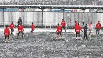 <b>ADVERSIDADES. </b>El Atlético se entrenó en Majadahonda pese a las duras condiciones adversas.