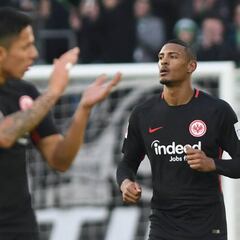 Con Carlos Salcedo como titular, Eintracht vence al Wolfsburgo