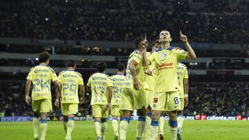 Jugadores del América festejan un gol en el Estadio Azteca.