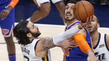 Ricky Rubio deja una bandeja ante Enes Kanter con Rudy Gobert como testigo.