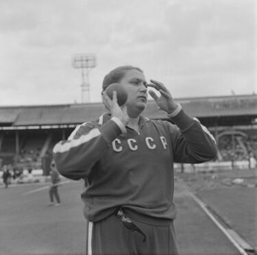 Tamara Press, soviética natural de Ucrania, fallecida a pocos días de cumplir los 84 años, brilló en los anteriores Juegos Olímpicos de Tokio, los de 1964, donde consumó el doblete en los lanzamientos de disco y peso. Sólo la francesa Micheline Ostermeyer había ganado antes esos dos oros en Londres 1948, y después de ellas no lo ha hecho nadie más. Su hermana Irina también era atleta de éxito. Ambas se retiraron a la vez, en 1966, cuando se implantaron los controles de género, lo que acrecentó los rumores sobre si eran realmente mujeres.