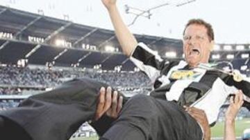 <b>CAMPEONES. </b>Los jugadores de la Juventus, con Emerson en primer plano, mantearon a Capello.