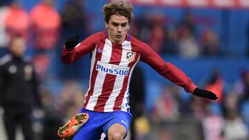 Antoine Griezmann se zafa de Pedro Bigas durante el partido de la Liga Santander entre el Atlético de Madrid y la UD Las Palmas disputado en el Vicente Calderón.