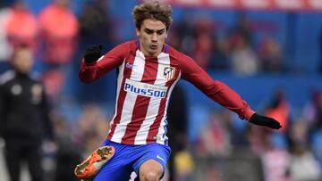 Antoine Griezmann se zafa de Pedro Bigas durante el partido de la Liga Santander entre el Atl&eacute;tico de Madrid y la UD Las Palmas disputado en el Vicente Calder&oacute;n.