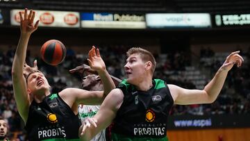 Los jugadores del Joventut de Badalona Ellenson (i) y Birgander (d) luchan por el bal¨®n con el jugador del Coviran Granada, Niang (c) durante el partido correspondiente a la decimoquinta jornada de la fase regular de la Liga Endesa que el Joventut de Badalona y el Coviran Granada disputan este s¨¢bado.