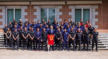 El rey Felipe VI sostiene la camiseta de la Selección española junto a la expedición que salió campeona del torneo continental.