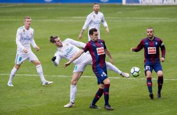 Bale and Escalante clash during the Eibar vs Real Madrid LaLiga game on 10/03/18.