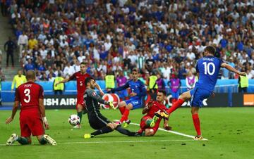 Gignac hits the post in stoppage time at the Stade de France.