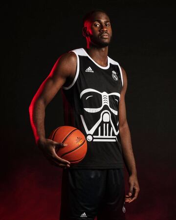 Usman Garuba posa con la camiseta de entrenamiento de Star Wars tras el acuerdo con Adidas y Lucasfilm.