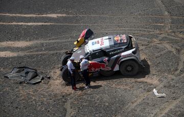 En la etapa 9, Sebastien Loeb y Daniel Elena han perdido toda opci車n de victoria. Rompieron en frontal de su coche al no ver un agujero. Perdieron m芍s de siete horas en la clasificaci車n general.