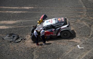 En la etapa 9, Sebastien Loeb y Daniel Elena han perdido toda opción de victoria. Rompieron en frontal de su coche al no ver un agujero. Perdieron más de siete horas en la clasificación general.