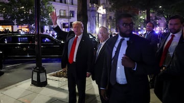 U.S. President Donald Trump waves as he leaves from the Joe's Seafood restaurant near the White House after dinner, in Washington, D.C., U.S., September 9, 2025. REUTERS/Jonathan Ernst