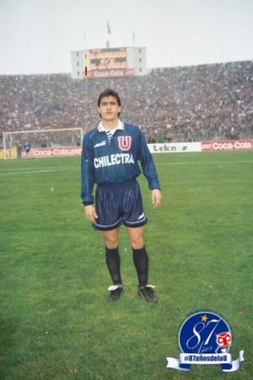 Juan Carlos Ibañez jugó en Universidad de Chile y otros equipos en los años 90. Anotó 39 tantos por torneos nacionales.