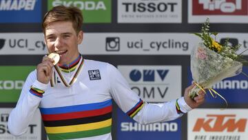 Remco Evenepoel muerde la medalla de oro tras proclamarse campe&oacute;n del mundo junior de contrarreloj en los Mundiales de Ciclismo en Ruta de Innsbruck.