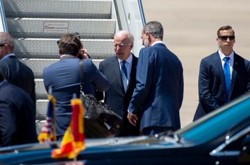 El presidente estadounidense ha sido recibido por el rey Felipe VI al bajar del avión.