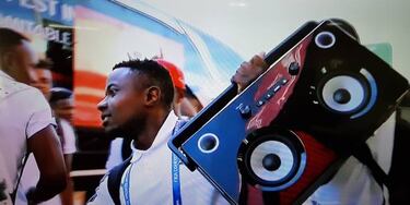 Camerún llegó cantando y bailando al estadio